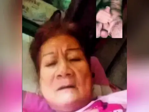 Horny Granny Pussy Show On Videocall — video thumbnail