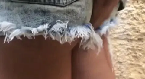 Wiping Her Booty In Public — video thumbnail