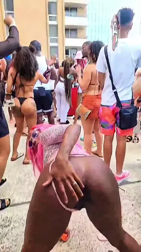 Ebony Carnival Twerk Asshole Showing In Crowd — video thumbnail